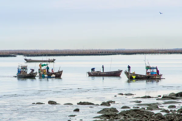 Los pescadores regresaron a la orilla de la pesca en la mañana . — Foto de Stock