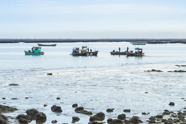 Os pescadores voltaram à costa da pesca pela manhã . — Fotografia de Stock