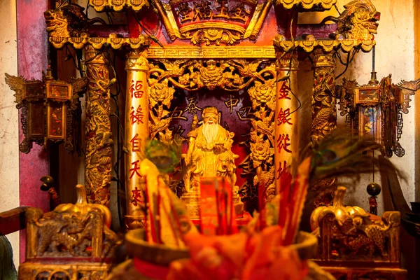 Socha Boha v tradiční staré orientální čínský chrám — Stock fotografie