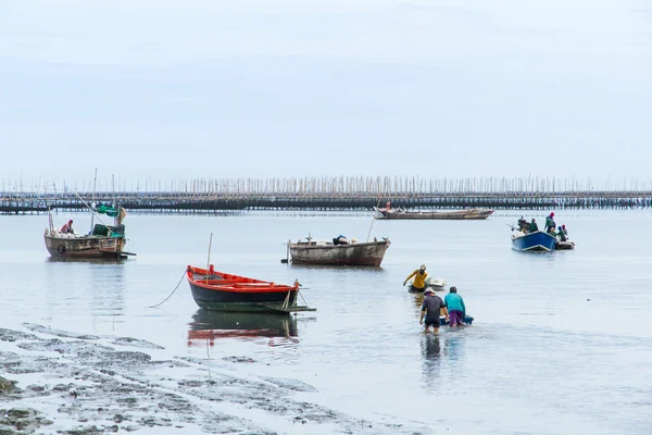 Os pescadores voltaram à costa da pesca pela manhã . — Fotografia de Stock