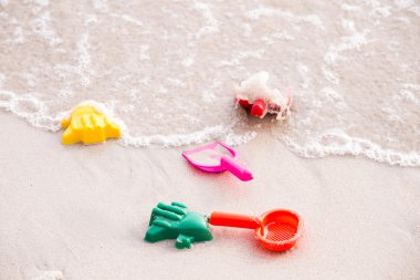 Çocukların kumsaldaki oyuncakları