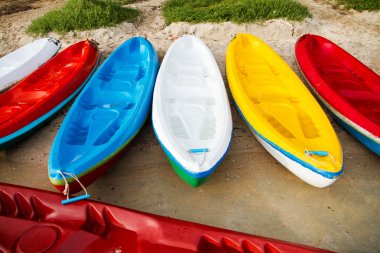Renkli deniz kayaklarının sahilde. Tayland