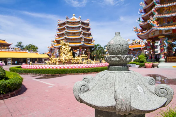 Der schöne chinesische Schrein und der blaue Himmel in chonburi.east o — Stockfoto