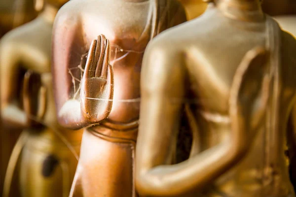 Mãos de estátua de buddha no templo Thailand.selective foco — Fotografia de Stock