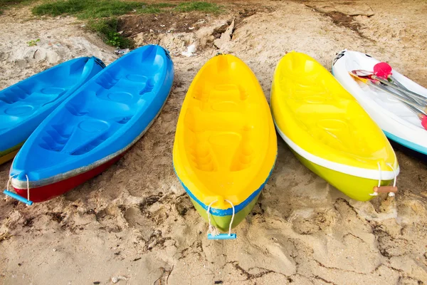 Coloridos kayaks de mar en la playa.Tailandia — Foto de Stock