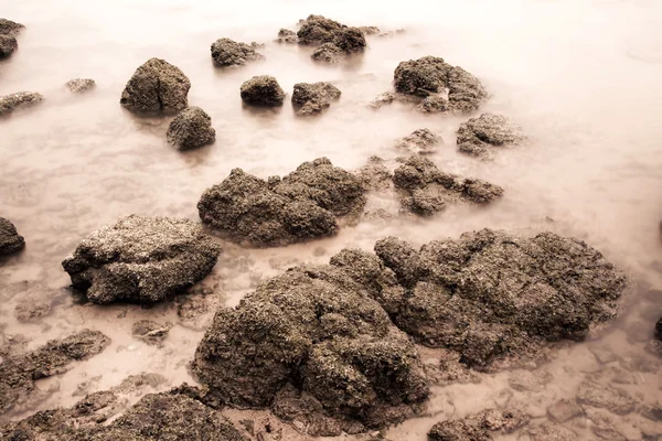 Mooie lange blootstelling landschap van rotsenstranden. — Stockfoto