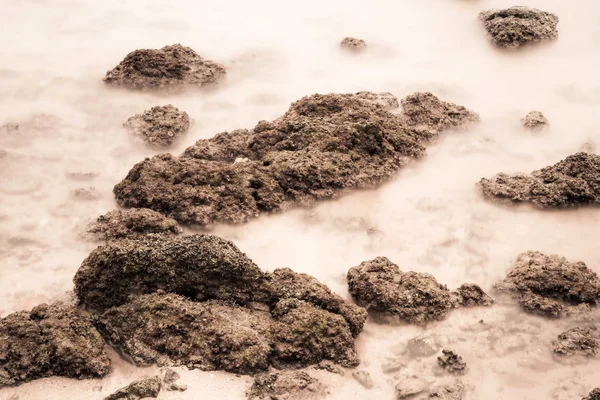 Mooie lange blootstelling landschap van rotsenstranden. — Stockfoto
