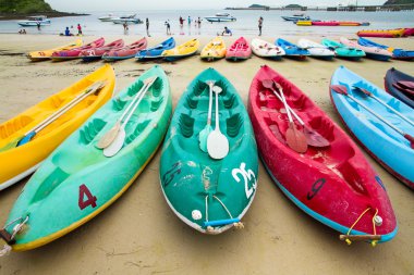 Renkli deniz kayaklarının sahilde. Tayland