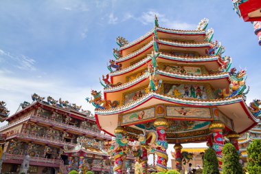 Güzel Çin tapınak ve Chonburi.East o mavi gökyüzünde