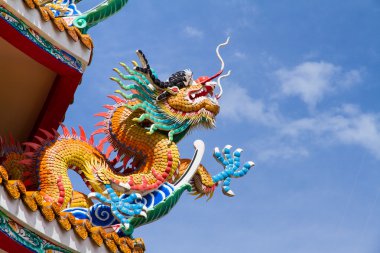 Güzel Çin tapınak ve Chonburi.East o mavi gökyüzünde