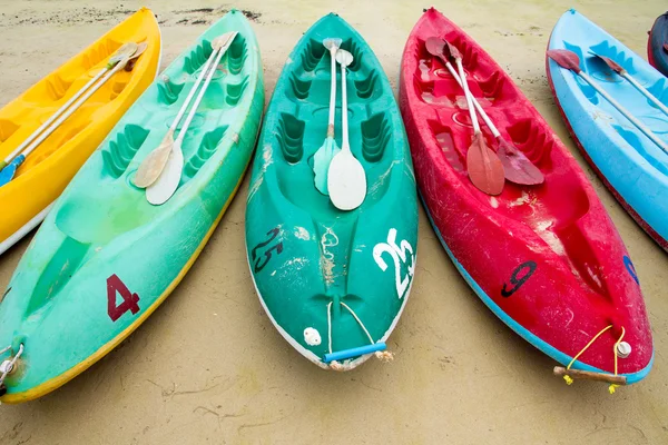 色彩缤纷的海上皮划艇在海滩上。泰国 — 图库照片