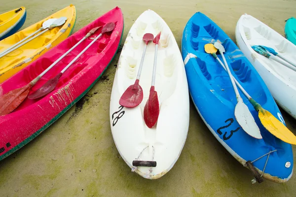 Coloridos kayaks de mar en la playa.Tailandia — Foto de Stock