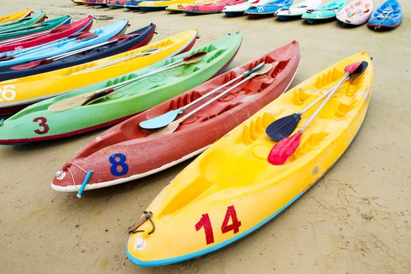 Coloridos kayaks de mar en la playa.Tailandia — Foto de Stock