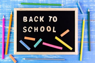 Ahşap İngiliz alfabesi. Tahtada okula geri dön..