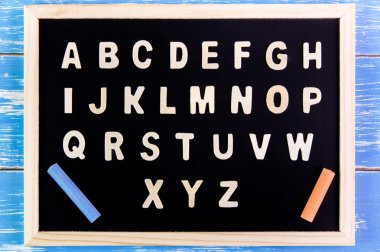 Tahta tahtada İngiliz alfabesi A-Z. Tahta masada..