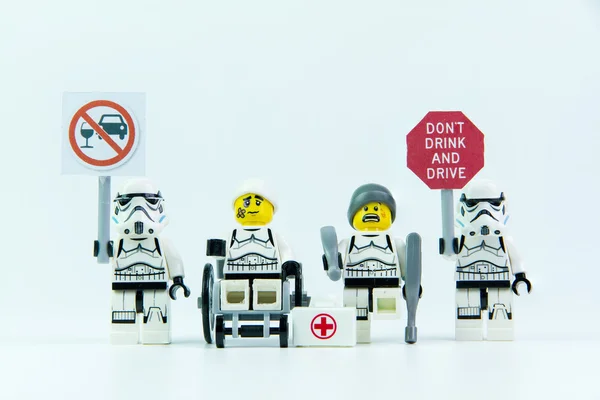 Лего звездных войн стоять с табличкой Пить не ездить и Лего аварии пьяным водителем — стоковое фото