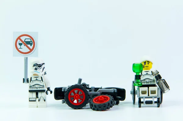 Lego star wars stand segurando um sinal Beba não dirigir e Lego acidente por um motorista bêbado — Fotografia de Stock