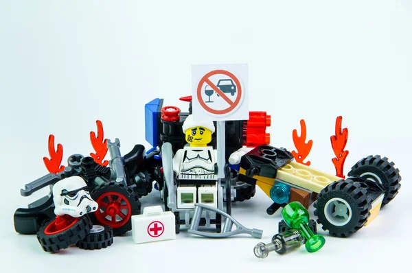 Lego Star Wars sarhoş bir sürücü tarafından kaza. bir işaret tutarak İçecek sürücü yok — Stok fotoğraf