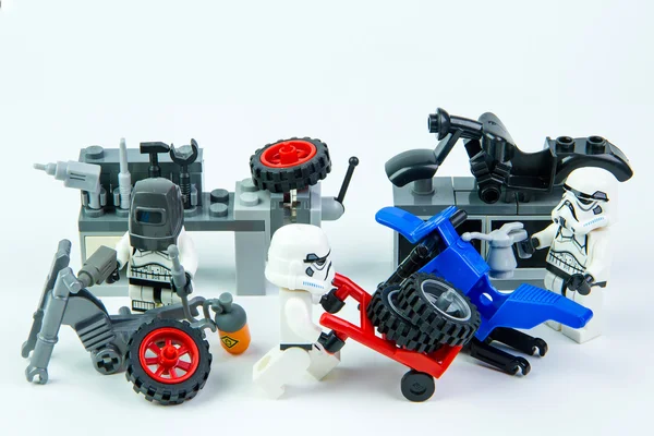 Lego Star Wars Stormtrooper was motor reparatietechnicus. — Stockfoto