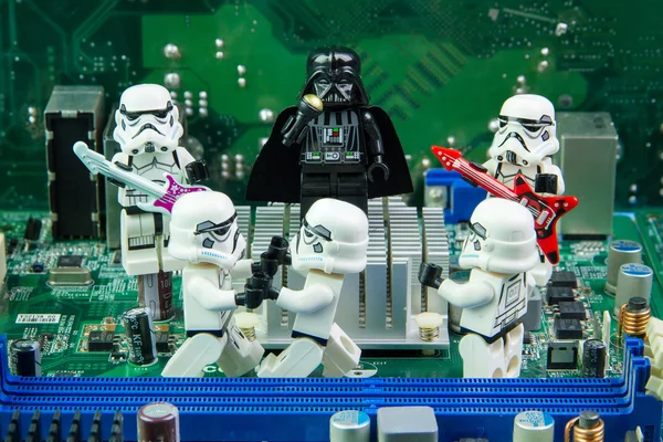 Lego star wars che canta concerto sulla scheda madre del computer . — Foto Stock