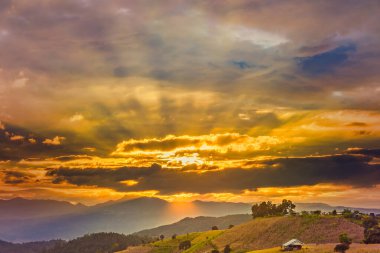 Pa Bong Piang Panorama Hava Manzarası güneş batarken pirinç tarlalarını, Mae Chaem, Chiang Mai Tayland.