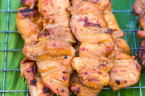 Bambu çubuklu ızgara domuz eti, Tayland sokak yemekleri.