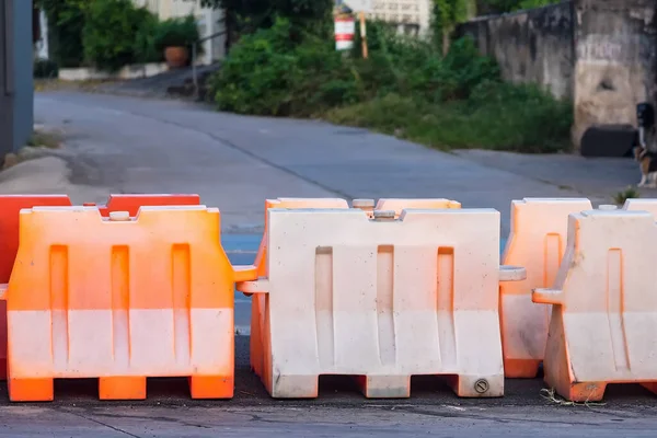 站在道路上的红色塑料障碍物 — 图库照片