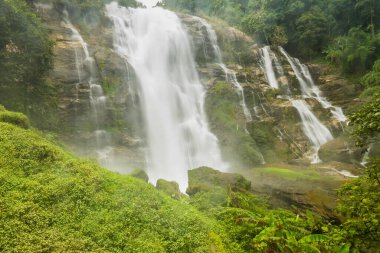 Wachirathan Şelalesi Doi Inthanon Ulusal Parkı, Mae Chaem Bölgesi, Chiang Mai Bölgesi, Tayland.