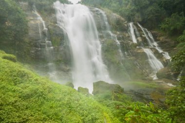Wachirathan Şelalesi Doi Inthanon Ulusal Parkı, Mae Chaem Bölgesi, Chiang Mai Bölgesi, Tayland.