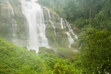 Wachirathan Şelalesi Doi Inthanon Ulusal Parkı, Mae Chaem Bölgesi, Chiang Mai Bölgesi, Tayland.