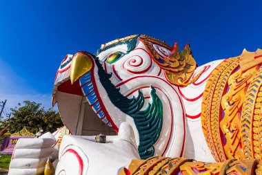 Lop Buri, Tayland - Kasım 04, 2020 Kung Tha Lao Tapınağı önündeki güzel Ramayana Heykeli, Ban Mi Bölgesi. Lop Buri Bölgesi, Tayland.