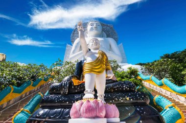 Lop Buri, Tayland - 24 Ekim 2020: Wat Tham Phrathat Khao Prang, Lopburi, Tayland yakınlarındaki dağın büyük Buda heykeli