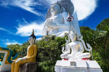 Lop Buri, Tayland - 24 Ekim 2020: Wat Tham Phrathat Khao Prang, Lopburi, Tayland yakınlarındaki dağın büyük Buda heykeli