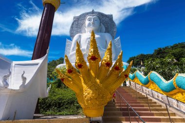 Lop Buri, Tayland - 24 Ekim 2020: Wat Tham Phrathat Khao Prang, Lopburi, Tayland yakınlarındaki dağın büyük Buda heykeli