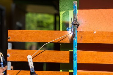 Kaynakçı evin çeşitli kısımlarını kaynaklıyor..