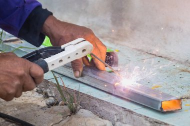 Kaynakçı evin çeşitli kısımlarını kaynaklıyor..