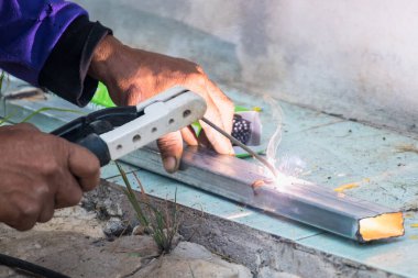 Kaynakçı evin çeşitli kısımlarını kaynaklıyor..