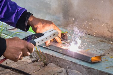 Kaynakçı evin çeşitli kısımlarını kaynaklıyor..