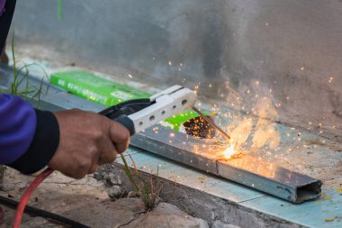 Kaynakçı evin çeşitli kısımlarını kaynaklıyor..