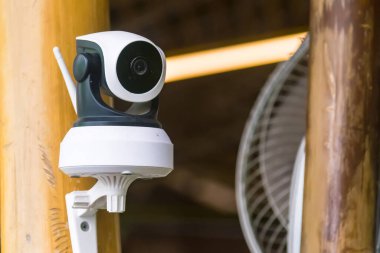 Binanın dışındaki modern CCTV güvenlik kamerası. Metin için boşluk