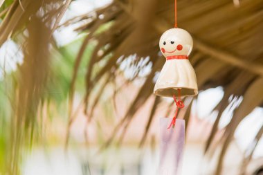 Asılan Bebek seramik beyazdan yapılmış yağmuru durdurdu. Mutluluğun sembolü..