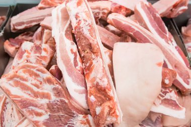 Çiğ et parçası domuz eti ya da sığır eti.