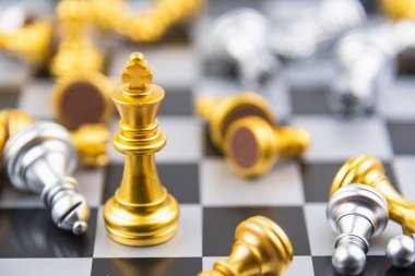 Satranç oyunu rekabet iş konsepti, iş rekabet konsepti mücadele ve sorunlarla yüzleşmek.