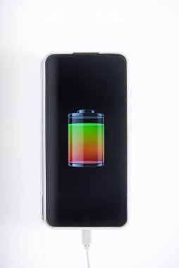 Beyaz arka planda akıllı telefon için USB kablosu. Şarjlı cep telefonu. Metin için kopyalama alanına yakın teknoloji bağlantısı