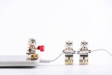 Bangkok, Tayland - 13 Kasım 2020: Lego Yıldız Savaşları Bangkok, Tayland 'da cep telefonlarını şarj etmek için USB kablosu taşımaya yardım ediyor