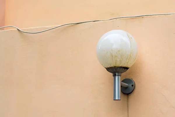 街灯のある家の壁 — ストック写真