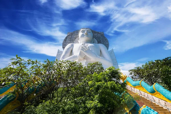 Lop Buri Thailand Oktober 2020 Wit Groot Boeddhabeeld Vlakbij Berg — Stockfoto