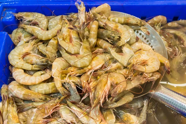 新鮮なエビの販売カウンター魚市場 — ストック写真