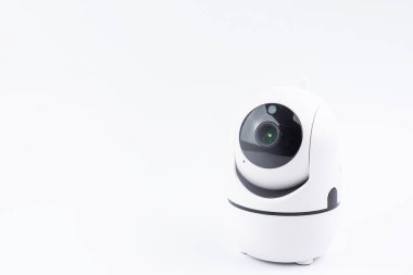 Kablosuz IP kamera izleme / CCTV güvenlik kamerası beyaz arkaplanda izole edildi