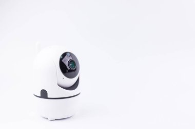 Kablosuz IP kamera izleme / CCTV güvenlik kamerası beyaz arkaplanda izole edildi